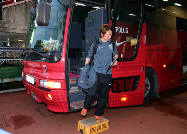 【明治安田Ｊ１ １ｓｔ 第1節 湘南vs浦和】スタジアムに入る石原直樹（浦和）（10/15）