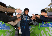 【明治安田Ｊ１ １ｓｔ 第1節 湘南vs浦和】ファン・サポーターとハイタッチをする山田直輝（湘南）（9/15）