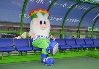 【明治安田Ｊ１ １ｓｔ 第1節 湘南vs浦和】ベンチでくつろぐ湘南のマスコット キングベルⅠ世（7/15）