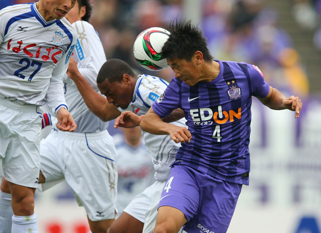 【明治安田Ｊ１ １ｓｔ 第1節 広島vs甲府】ゴール前で激しく競り合う水本(広島)（4/5）