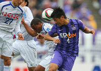 【明治安田Ｊ１ １ｓｔ 第1節 広島vs甲府】ゴール前で激しく競り合う水本(広島)（4/5）