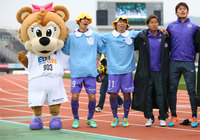 【明治安田Ｊ１ １ｓｔ 第1節 広島vs甲府】ファン・サポーターと勝利の喜びを分かち合う佐々木と佐藤(広島)（1/5）