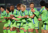 【明治安田Ｊ１ １ｓｔ 第1節 湘南vs浦和】先制後、ゆりかごダンスを披露する湘南の選手たち（4/15）