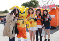 【明治安田Ｊ１ １ｓｔ 第1節 清水vs鹿島】ファン・サポーターと記念撮影するＪリーグ女子マネの佐藤美希さんとコパルちゃん（15/15）