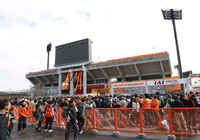 【明治安田Ｊ１ １ｓｔ 第1節 清水vs鹿島】開場を待ちわびるホーム清水のファン・サポーター（14/15）