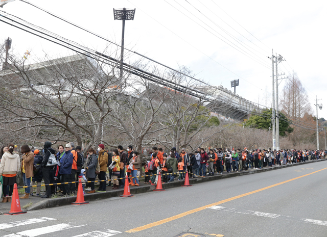 【明治安田Ｊ１ １ｓｔ 第1節 清水vs鹿島】スタジアムの外まで続く長蛇の列（13/15）