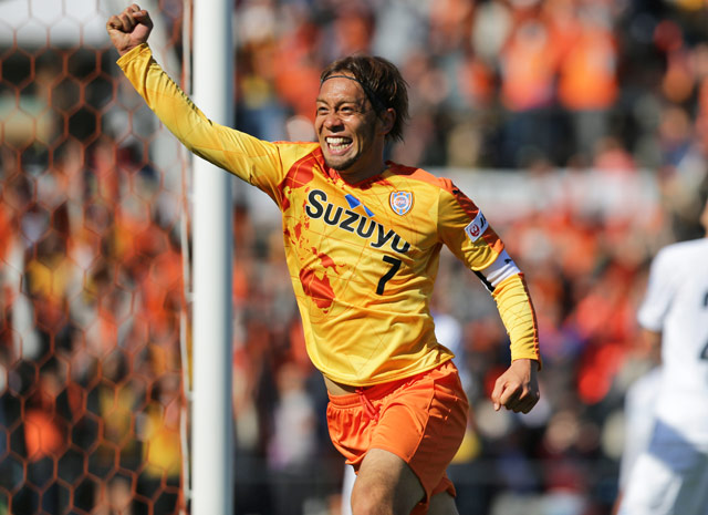 【明治安田Ｊ１ １ｓｔ 第1節 清水vs鹿島】勝越しゴールをマークし、ガッツポーズの本田（清水）（4/15）