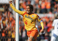 【明治安田Ｊ１ １ｓｔ 第1節 清水vs鹿島】勝越しゴールをマークし、ガッツポーズの本田（清水）（4/15）