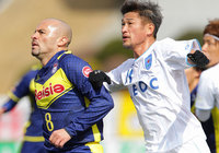 【明治安田Ｊ２ 第1節 群馬vs横浜FC】先発出場した三浦（横浜FC）が自身の持つＪリーグ最年長出場記録を更新（1/3）