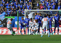 【明治安田Ｊ２ 第1節 徳島vs愛媛】FKでゴールを狙う河原（愛媛）（3/3）