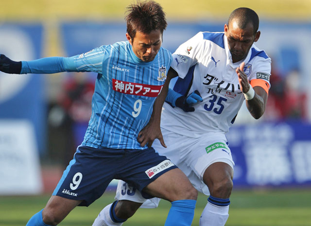 【明治安田Ｊ２ 第1節 讃岐vs大分】我那覇（讃岐）とダニエル（大分）の競り合い（3/3）