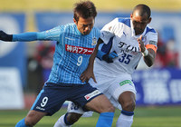 【明治安田Ｊ２ 第1節 讃岐vs大分】我那覇（讃岐）とダニエル（大分）の競り合い（3/3）