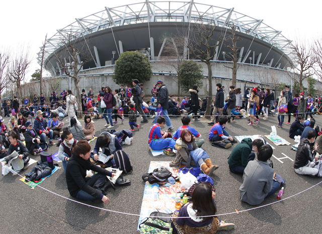 【明治安田Ｊ１ １ｓｔ 第2節 FC東京vs横浜FM】開場を待ちわびるファン・サポーター（2/19）