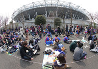 【明治安田Ｊ１ １ｓｔ 第2節 FC東京vs横浜FM】開場を待ちわびるファン・サポーター（2/19）