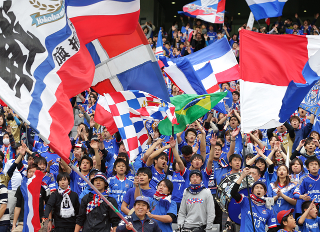 【明治安田Ｊ１ １ｓｔ 第2節 FC東京vs横浜FM】フラッグを振る横浜FMサポーター（11/19）