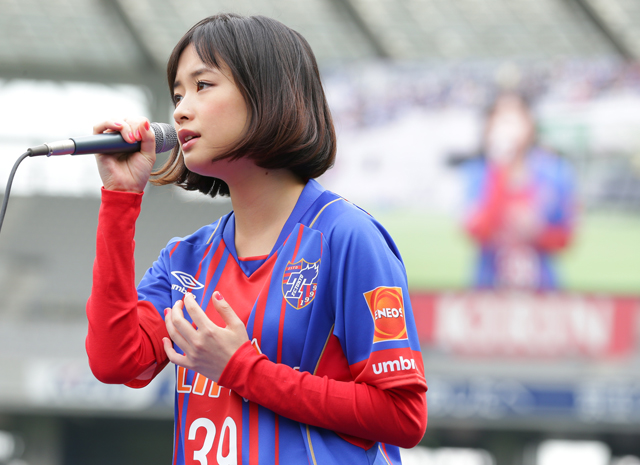 【明治安田Ｊ１ １ｓｔ 第2節 FC東京vs横浜FM】試合前にミニライブを行う大原櫻子さん（12/19）