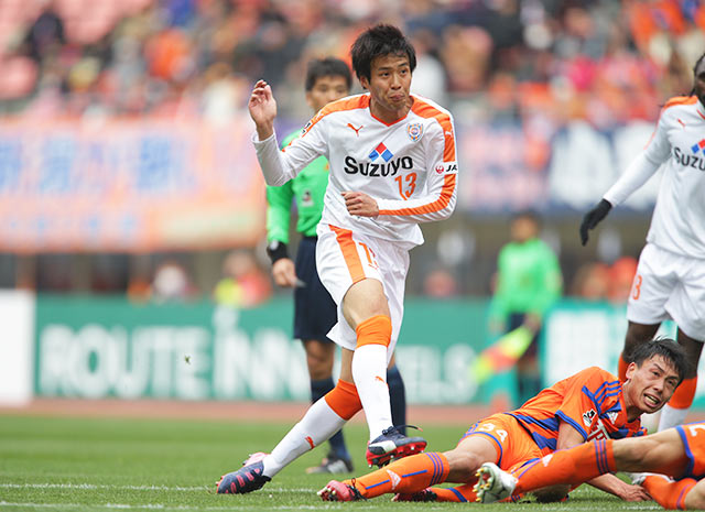 【明治安田Ｊ１ １ｓｔ 第2節 新潟vs清水】前線に上がってシュートを放った犬飼（清水）（2/5）