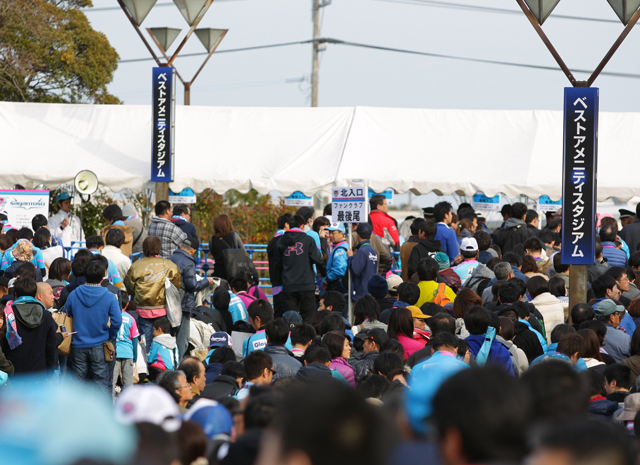 【明治安田Ｊ１ １ｓｔ 第2節 鳥栖vsＧ大阪】続々と入場するファン・サポーター（2/15）