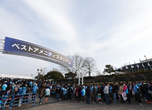 【明治安田Ｊ１ １ｓｔ 第2節 鳥栖vsＧ大阪】スタジアム前に集結するファン・サポーター（6/15）
