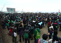 【明治安田Ｊ１ １ｓｔ 第2節 松本vs広島】スタジアム前で入場待ちするファン・サポーター（2/15）