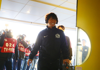 【明治安田Ｊ１ １ｓｔ 第2節 松本vs広島】笑顔でスタジアム入りする佐藤（広島）（4/15）