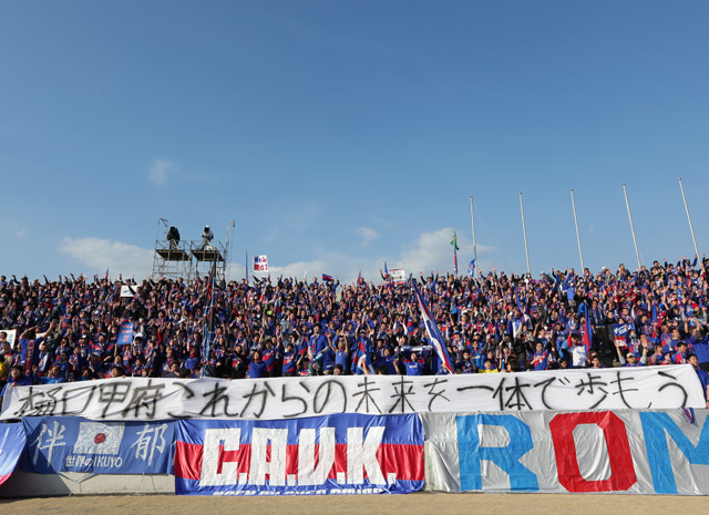 【明治安田Ｊ１ １ｓｔ 第2節 甲府vs名古屋】ホーム開幕戦での勝利を喜ぶ甲府のファン・サポーター（5/5）