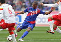 【明治安田Ｊ１ １ｓｔ 第2節 甲府vs名古屋】シュートを放つアドリアーノ（甲府）（2/5）