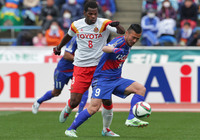 【明治安田Ｊ１ １ｓｔ 第2節 甲府vs名古屋】ダニルソン（名古屋）と阿部拓馬（甲府）の競り合い（1/5）