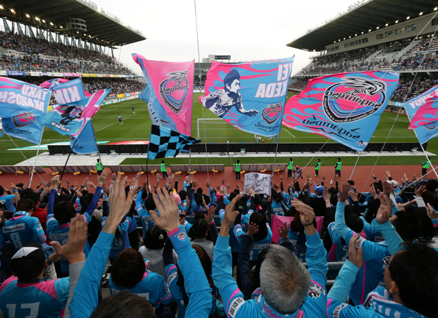 【明治安田Ｊ１ １ｓｔ 第2節 鳥栖vsＧ大阪】熱気を帯びたゴール裏の鳥栖ファン・サポーター（10/15）