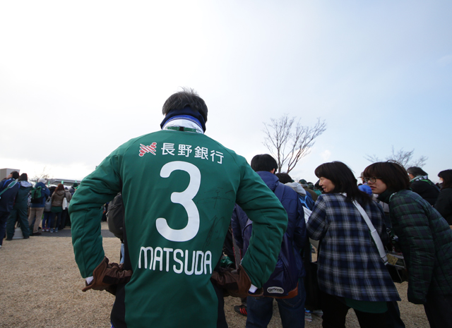 【明治安田Ｊ１ １ｓｔ 第2節 松本vs広島】故・松田直樹氏のユニフォームをまとい、ホーム初戦に臨む松本のファン・サポーター（7/15）