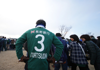 【明治安田Ｊ１ １ｓｔ 第2節 松本vs広島】故・松田直樹氏のユニフォームをまとい、ホーム初戦に臨む松本のファン・サポーター（7/15）