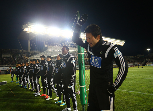 【明治安田Ｊ１ １ｓｔ 第2節 松本vs広島】試合前ゴール裏のサポーターに挨拶する松本の選手達（9/15）