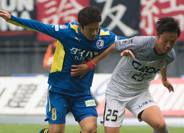 【明治安田Ｊ２ 第2節 大分vs岡山】激しい競り合いを見せる西（大分）と田所（岡山）（2/3）