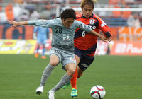 【明治安田Ｊ２ 第2節 愛媛vs福岡】激しくボールを奪い合う牛之浜（福岡）と三原（愛媛）（2/3）