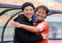 【明治安田Ｊ２ 第2節 愛媛vs福岡】先制点を決め、木山監督と抱き合う西田（愛媛）（1/3）