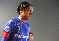 【ＡＣＬ２０１５ GS MD3 Ｇ大阪vsブリーラム】険しい表情でピッチを去る遠藤（Ｇ大阪）（10/10）