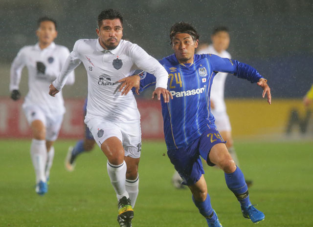 【ＡＣＬ２０１５ GS MD3 Ｇ大阪vsブリーラム】相手選手と競り合う途中出場の赤嶺（Ｇ大阪）（8/10）