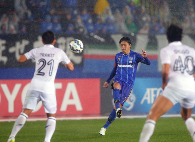 【ＡＣＬ２０１５ GS MD3 Ｇ大阪vsブリーラム】ゴール前にクロスを入れる遠藤（Ｇ大阪）（6/10）