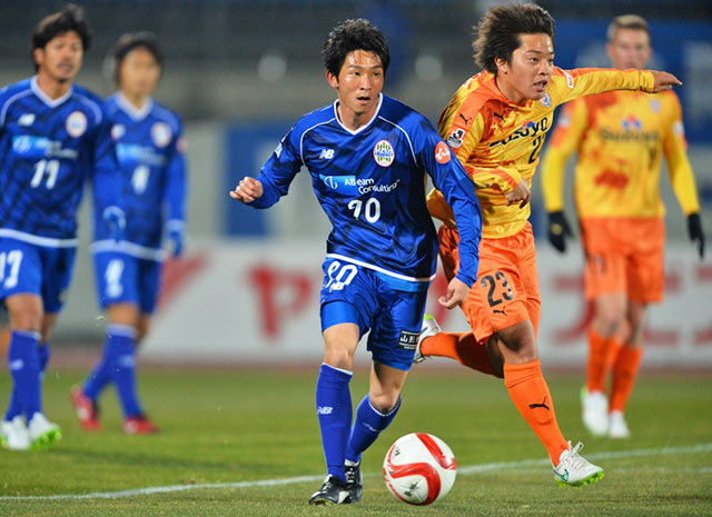 【ＹＮＣ 予選リーグ 第1節 山形vs清水】高木（清水）のマークをかわす日髙（山形）（2/5）