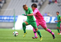 【明治安田Ｊ２ 第3節 東京Ｖvs水戸】ドリブル突破する平本（東京Ｖ）を追う今瀬（水戸）（2/3）