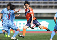 【明治安田Ｊ２ 第3節 愛媛vs熊本】シュートを放つ瀬沼（愛媛）（2/3）