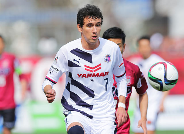 【明治安田Ｊ２ 第3節 岡山vsＣ大阪】48分にボレーで先制点を押し込んだパブロ（Ｃ大阪）（2/3）