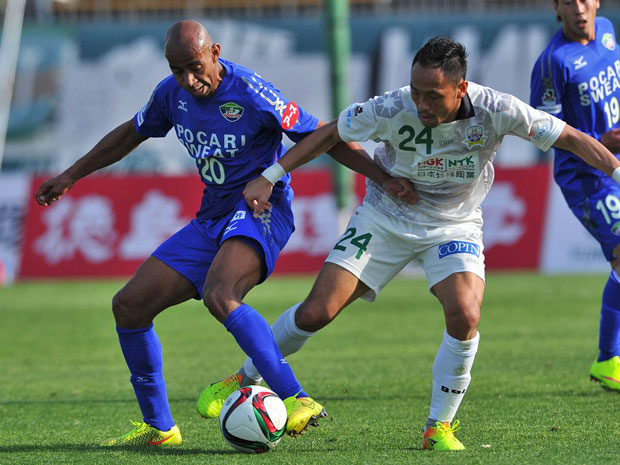 【明治安田Ｊ２ 第3節 徳島vs岐阜】エステバン（徳島）と難波（岐阜）の競り合い（2/3）