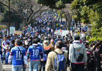 【明治安田Ｊ１ １ｓｔ 第3節 横浜FMvs鳥栖】続々と集まるファン・サポーター（1/15）