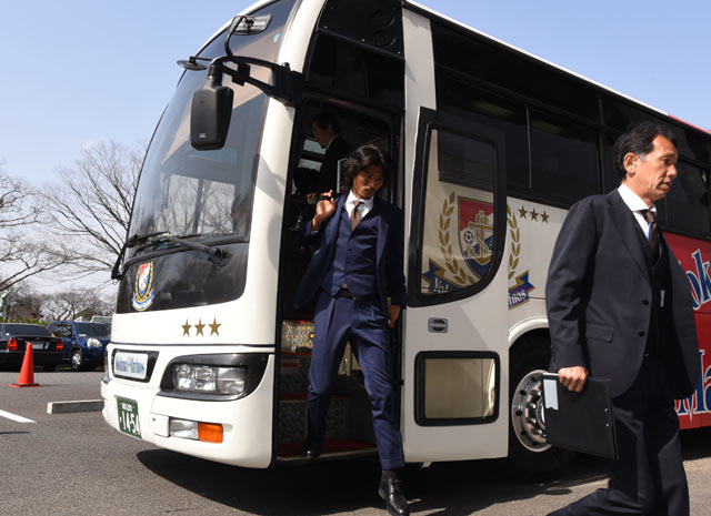 【明治安田Ｊ１ １ｓｔ 第3節 横浜FMvs鳥栖】バスから降りる中澤（横浜FM）（9/15）