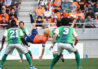 【明治安田Ｊ３ 第2節 長野vs相模原】鮮やかなオーバーヘッドキックで先制点を決めた佐藤（長野）（1/2）