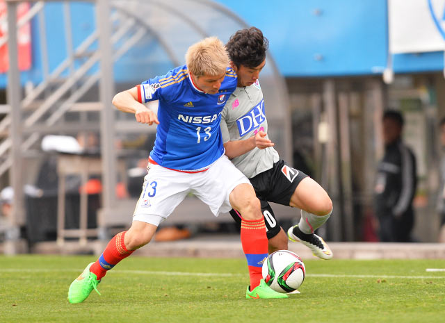 【明治安田Ｊ１ １ｓｔ 第3節 横浜FMvs鳥栖】ライン際で激しい攻防を展開する小林（横浜FM）と金（鳥栖）（11/15）