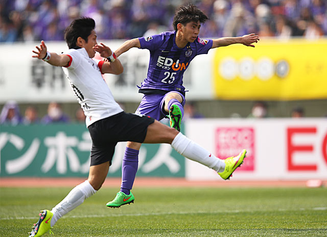 【明治安田Ｊ１ １ｓｔ 第3節 広島vs浦和】果敢にシュートを放つ茶島（広島）（2/5）