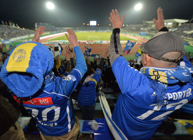 【明治安田Ｊ１ １ｓｔ 第3節 山形vs川崎Ｆ】熱い声援を送る山形ファン・サポーター（10/15）