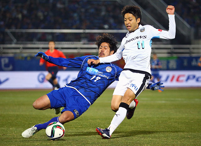 【明治安田Ｊ１ １ｓｔ 第3節 山形vs川崎Ｆ】シュートを狙う小林（川崎Ｆ）とブロックに入る當間（山形）（11/15）